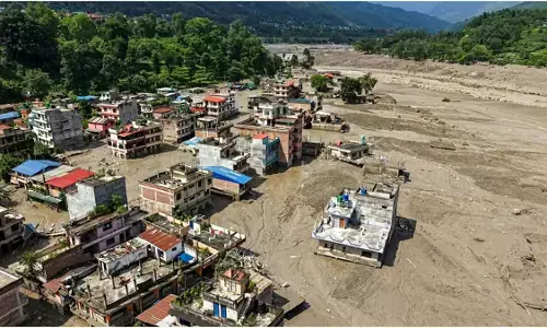 तिब्बत में दो हजार फीट चौड़ा ग्लेशियर टूटा, नदी में आई 100 मीटर ऊंची बाढ़, भारत के सैकड़ों पर्यटक फंसे