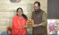 साध्वी निरंजन ज्योति ने मुख्तार नकवी को बांधी राखी, भाई-बहन के रिश्ते को मजबूत करने का दिया संदेश साध्वी निरंजन ज्योति ने मुख्तार नकवी को बांधी राखी, भाई-बहन के रिश्ते को मजबूत करने का दिया संदेश