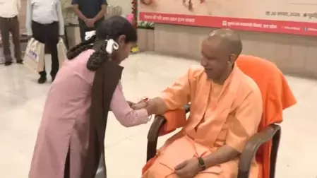 लखनऊ : सीएम योगी ने बच्चियों से बंधवाई राखी, सेल्फी ली और ऑटोग्राफ भी दिया लखनऊ : सीएम योगी ने बच्चियों से बंधवाई राखी, सेल्फी ली और ऑटोग्राफ भी दिया