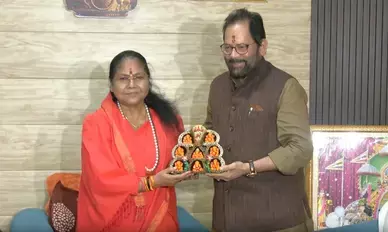 साध्वी निरंजन ज्योति ने मुख्तार नकवी को बांधी राखी, भाई-बहन के रिश्ते को मजबूत करने का दिया संदेश साध्वी निरंजन ज्योति ने मुख्तार नकवी को बांधी राखी, भाई-बहन के रिश्ते को मजबूत करने का दिया संदेश