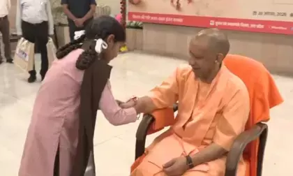 लखनऊ : सीएम योगी ने बच्चियों से बंधवाई राखी, सेल्फी ली और ऑटोग्राफ भी दिया लखनऊ : सीएम योगी ने बच्चियों से बंधवाई राखी, सेल्फी ली और ऑटोग्राफ भी दिया