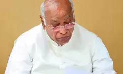 नेपाल में बाढ़ से तबाही पर खड़गे ने पीएम मोदी और अमित शाह को लिखा पत्र, मदद की अपील