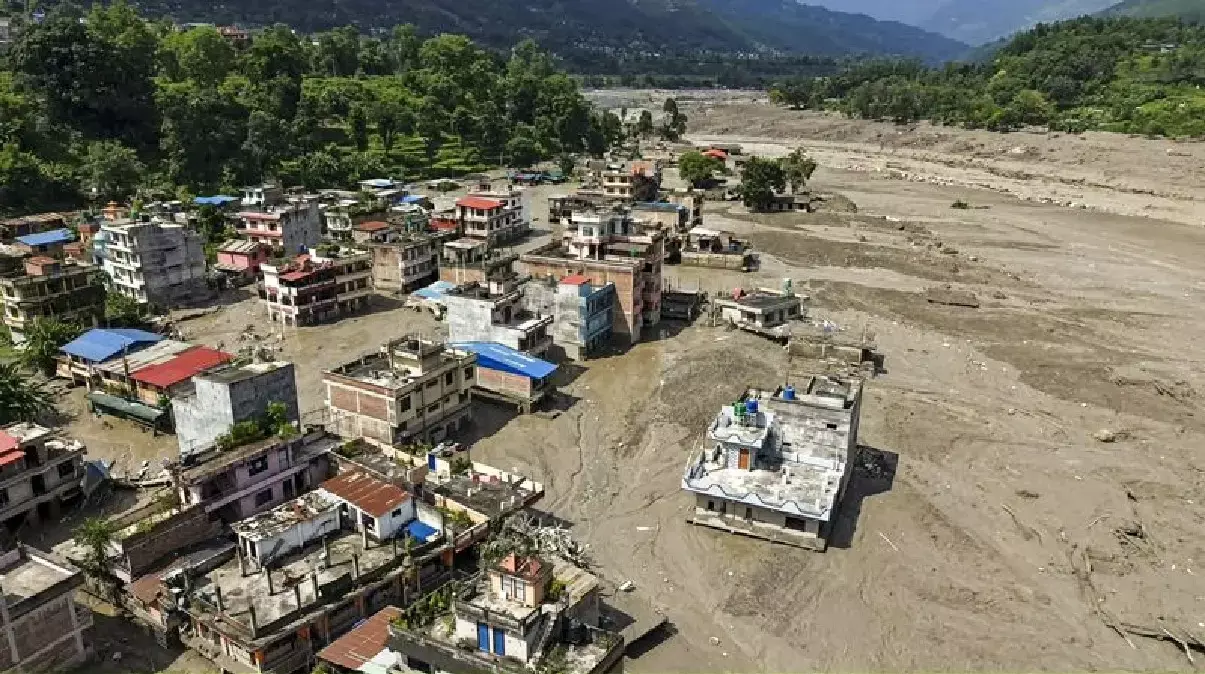 नेपाल की बाढ़ में बहकर आया बैंक लॉकर, 92 लाख कैश पर टूट पड़े लोग; 29 गिरफ्तार नेपाल की बाढ़ में बहकर आया बैंक लॉकर, 92 लाख कैश पर टूट पड़े लोग; 29 गिरफ्तार