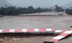 चित्रकूट में गोरगी बांध टूटने से हाहाकार, मंदाकिनी 30 फीट उफनी; रामघाट का पुल बहा, सतना में ट्रैक डूबे चित्रकूट में गोरगी बांध टूटने से हाहाकार, मंदाकिनी 30 फीट उफनी; रामघाट का पुल बहा, सतना में ट्रैक डूबे