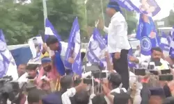 बीपीएससी परीक्षा में अनियमितताओं के खिलाफ पटना में प्रदर्शन, बैरिकेडिंग पर चढ़े प्रदर्शनकारी, लिए गए हिरासत में