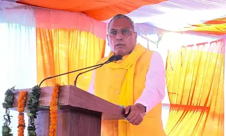 11 हजार रुपए के नाम पर महिलाओं को थमाया 1100 का लिफाफा, राजभर ने अखिलेश पर लगाया राखी घोटाले का आरोप 11 हजार रुपए के नाम पर महिलाओं को थमाया 1100 का लिफाफा, राजभर ने अखिलेश पर लगाया राखी घोटाले का आरोप