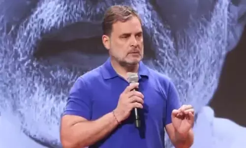 हल्द्वानी में खरगे के भाषण के बाद ‘शुद्धिकरण हवन’ पर भड़के राहुल गांधी, बोले- दोषियों पर हो कार्रवाई हल्द्वानी में खरगे के भाषण के बाद ‘शुद्धिकरण हवन’ पर भड़के राहुल गांधी, बोले- दोषियों पर हो कार्रवाई
