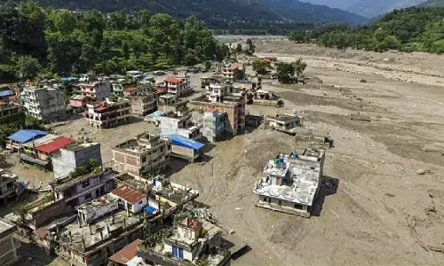 नेपाल की बाढ़ में बहकर आया बैंक लॉकर, 92 लाख कैश पर टूट पड़े लोग; 29 गिरफ्तार