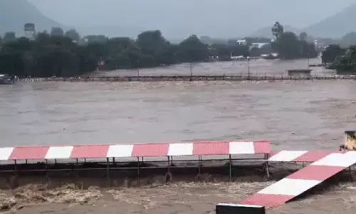 चित्रकूट में गोरगी बांध टूटने से हाहाकार, मंदाकिनी 30 फीट उफनी; रामघाट का पुल बहा, सतना में ट्रैक डूबे