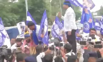 बीपीएससी परीक्षा में अनियमितताओं के खिलाफ पटना में प्रदर्शन, बैरिकेडिंग पर चढ़े प्रदर्शनकारी, लिए गए हिरासत में