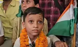 पटना के गर्दनीबाग में वायरल ब्वॉय आदित्य राज का धरना, पीएम मोदी से मिलने की रखी मांग