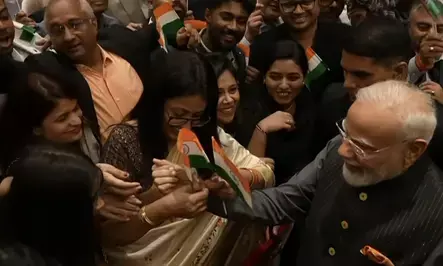 उज्बेकिस्तान : पीएम मोदी का भारतीय समुदाय द्वारा भव्य स्वागत उज्बेकिस्तान : पीएम मोदी का भारतीय समुदाय द्वारा भव्य स्वागत