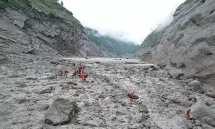 तिब्बत-नेपाल सीमा : भूस्खलन के बाद 261 नागरिक लापता तिब्बत-नेपाल सीमा : भूस्खलन के बाद 261 नागरिक लापता