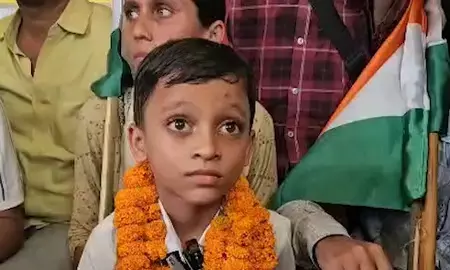 पटना के गर्दनीबाग में वायरल ब्वॉय आदित्य राज का धरना, पीएम मोदी से मिलने की रखी मांग पटना के गर्दनीबाग में वायरल ब्वॉय आदित्य राज का धरना, पीएम मोदी से मिलने की रखी मांग