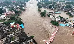 मंदाकिनी का रौद्र रूप: मलबा और कीचड़ से बेहाल चित्रकूट, कई गांवों में घुसा बाढ़ का पानी