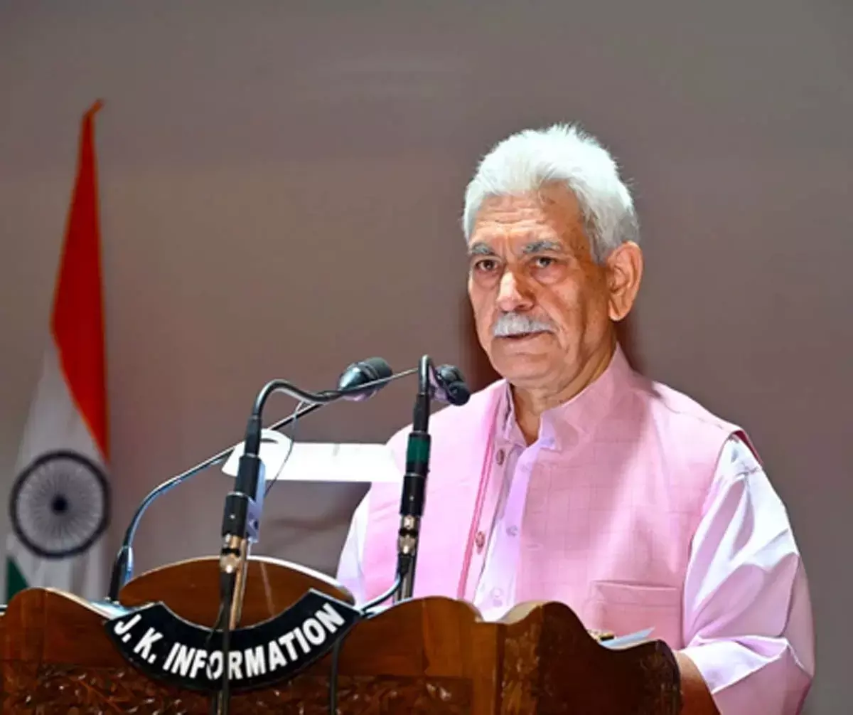 अमरनाथ यात्रा 2026 के सफल आयोजन पर एलजी मनोज सिन्हा ने अधिकारियों और कर्मचारियों को किया सम्मानित अमरनाथ यात्रा 2026 के सफल आयोजन पर एलजी मनोज सिन्हा ने अधिकारियों और कर्मचारियों को किया सम्मानित