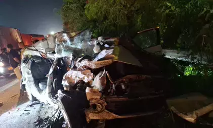 ग्रेटर नोएडा: यमुना एक्सप्रेसवे पर ट्रक की चपेट में आई कार, चार लोगों की मौत