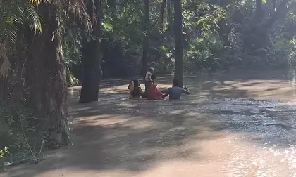 बिहार के पश्चिम चंपारण में बाढ़ का कहर, 3 किमी तक कमर भर पानी में चलने को मजबूर ग्रामीण बिहार के पश्चिम चंपारण में बाढ़ का कहर, 3 किमी तक कमर भर पानी में चलने को मजबूर ग्रामीण
