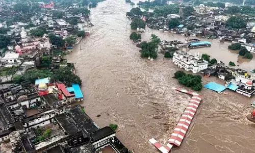 मंदाकिनी का रौद्र रूप: मलबा और कीचड़ से बेहाल चित्रकूट, कई गांवों में घुसा बाढ़ का पानी मंदाकिनी का रौद्र रूप: मलबा और कीचड़ से बेहाल चित्रकूट, कई गांवों में घुसा बाढ़ का पानी
