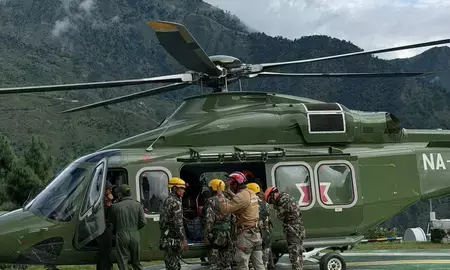 नेपाल की विनाशकारी बाढ़ के बाद सुरंगों में फंसे लोग नेपाल की विनाशकारी बाढ़ के बाद सुरंगों में फंसे लोग