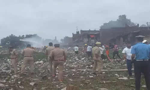 कौशाम्बी में पटाखा फैक्टरी में भीषण विस्फोट, मनौरी बाजार दहला; 5 लोगों की मौत, दर्जनों घायल कौशाम्बी में पटाखा फैक्टरी में भीषण विस्फोट, मनौरी बाजार दहला; 5 लोगों की मौत, दर्जनों घायल