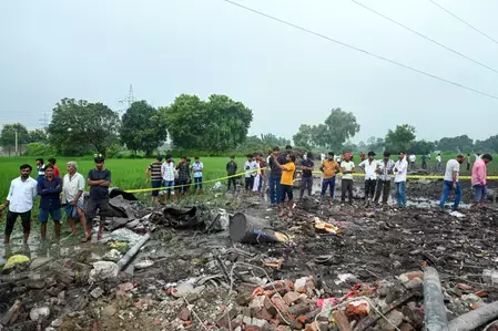 कौशांबी पटाखा फैक्ट्री विस्फोट : 11 मौतों के बाद सात पुलिसकर्मी निलंबित, मुख्य आरोपी नौशाद मुठभेड़ में गिरफ्तार कौशांबी पटाखा फैक्ट्री विस्फोट : 11 मौतों के बाद सात पुलिसकर्मी निलंबित, मुख्य आरोपी नौशाद मुठभेड़ में गिरफ्तार