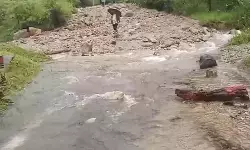 उत्तराखंड में लगातार बारिश जारी, अल्मोड़ा में घर गिरने से तीन लोगों की मौत उत्तराखंड में लगातार बारिश जारी, अल्मोड़ा में घर गिरने से तीन लोगों की मौत
