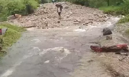 उत्तराखंड में लगातार बारिश जारी, अल्मोड़ा में घर गिरने से तीन लोगों की मौत