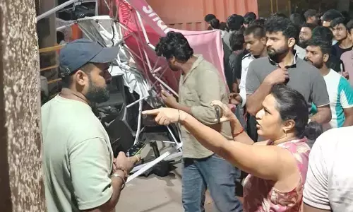 नशे में ट्रक चालक ने सोसायटी के गेट पर मचाई तबाही, छह सुरक्षा गार्ड घायल नशे में ट्रक चालक ने सोसायटी के गेट पर मचाई तबाही, छह सुरक्षा गार्ड घायल