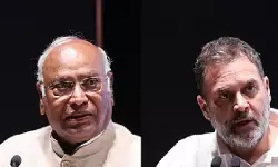 महाराष्ट्र एसआईआर ड्राफ्ट वोटर लिस्ट पर राहुल गांधी-खरगे का हमला, ‘वोट चोरी’ के आरोपों से फिर गरमाई सियासत महाराष्ट्र एसआईआर ड्राफ्ट वोटर लिस्ट पर राहुल गांधी-खरगे का हमला, ‘वोट चोरी’ के आरोपों से फिर गरमाई सियासत