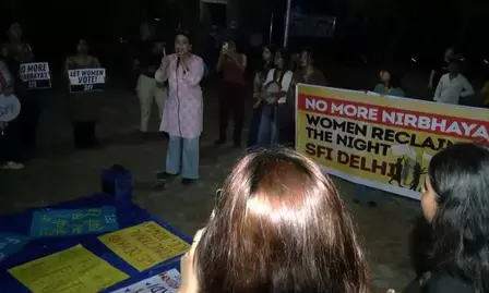 दिल्ली विश्वविद्यालय की छात्राओं ने स्लीपर बस गैंगरेप केस के विरोध में आधी रात को निकाला मार्च दिल्ली विश्वविद्यालय की छात्राओं ने स्लीपर बस गैंगरेप केस के विरोध में आधी रात को निकाला मार्च