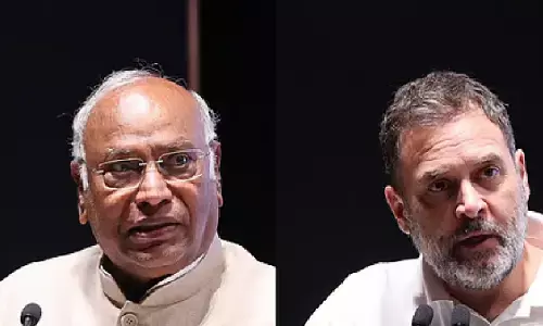 महाराष्ट्र एसआईआर ड्राफ्ट वोटर लिस्ट पर राहुल गांधी-खरगे का हमला, ‘वोट चोरी’ के आरोपों से फिर गरमाई सियासत महाराष्ट्र एसआईआर ड्राफ्ट वोटर लिस्ट पर राहुल गांधी-खरगे का हमला, ‘वोट चोरी’ के आरोपों से फिर गरमाई सियासत