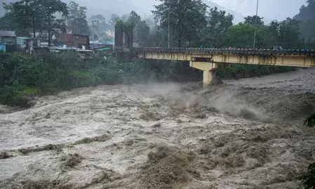 भारी बारिश के बाद उत्तराखंड की नदियां उफान पर, भूस्खलन और बाढ़ से बढ़ी चिंता भारी बारिश के बाद उत्तराखंड की नदियां उफान पर, भूस्खलन और बाढ़ से बढ़ी चिंता