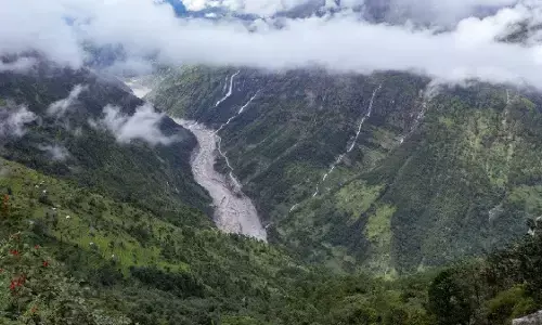 नेपाल में टला नहीं खतरा! चीन ने दी नए भूस्खलन और बाढ़ की चेतावनी, हजारों लोग अब भी लापता