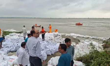 बिहार में बढ़ते गंगा-नदियों के जलस्तर से बढ़ी चिंता, भागलपुर में तटबंध की सुरक्षा को युद्धस्तर पर काम जारी बिहार में बढ़ते गंगा-नदियों के जलस्तर से बढ़ी चिंता, भागलपुर में तटबंध की सुरक्षा को युद्धस्तर पर काम जारी