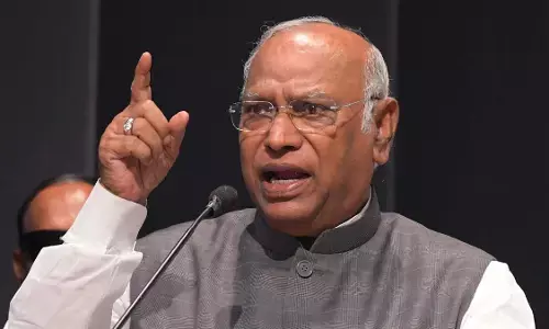 ग्रामीणों के लिए सुरक्षा वाला विकास मॉडल जरूरी : खरगे ग्रामीणों के लिए सुरक्षा वाला विकास मॉडल जरूरी : खरगे