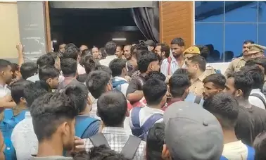 कानपुर में बीएसएफ कांस्टेबल भर्ती परीक्षा के दौरान बड़ा हंगामा, उम्मीदवारों की री-एग्जाम की मांग कानपुर में बीएसएफ कांस्टेबल भर्ती परीक्षा के दौरान बड़ा हंगामा, उम्मीदवारों की री-एग्जाम की मांग
