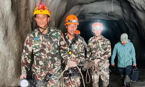 नेपाल में 7 दिन बाद भी लोगों के जिंदा फंसे होने की उम्मीद नेपाल में 7 दिन बाद भी लोगों के जिंदा फंसे होने की उम्मीद