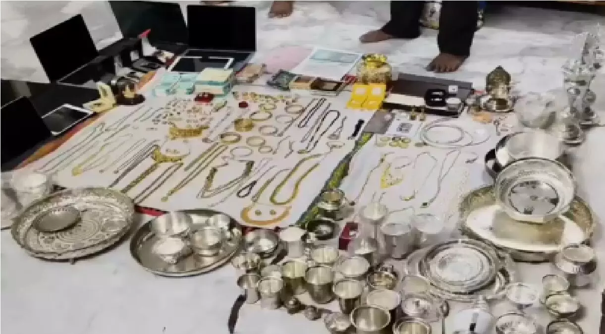 तिरुपति मंदिर के अफसर के घर मिला करोड़ों का खजाना, 2 किलो सोना, 6.5 किलो चांदी और लाखों कैश जब्त तिरुपति मंदिर के अफसर के घर मिला करोड़ों का खजाना, 2 किलो सोना, 6.5 किलो चांदी और लाखों कैश जब्त
