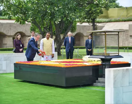 महात्मा गांधी को श्रद्धांजलि दी बेल्जियम के प्रधानमंत्री बार्ट डी वेवर ने महात्मा गांधी को श्रद्धांजलि दी बेल्जियम के प्रधानमंत्री बार्ट डी वेवर ने