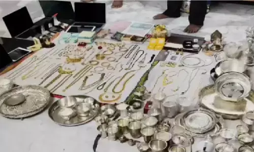 तिरुपति मंदिर के अफसर के घर मिला करोड़ों का खजाना, 2 किलो सोना, 6.5 किलो चांदी और लाखों कैश जब्त तिरुपति मंदिर के अफसर के घर मिला करोड़ों का खजाना, 2 किलो सोना, 6.5 किलो चांदी और लाखों कैश जब्त