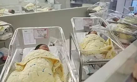 महाराष्ट्र में अनोखा उत्सव: 200 साल बाद जन्मी बेटी का रथ पर बैठाकर भव्य स्वागत, परिजनों ने जमकर मनाया जश्न