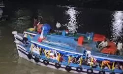 गेटवे ऑफ इंडिया के पास अरब सागर में फेरी बोट खराब, 38 लोगों की अटकी सांसें गेटवे ऑफ इंडिया के पास अरब सागर में फेरी बोट खराब, 38 लोगों की अटकी सांसें