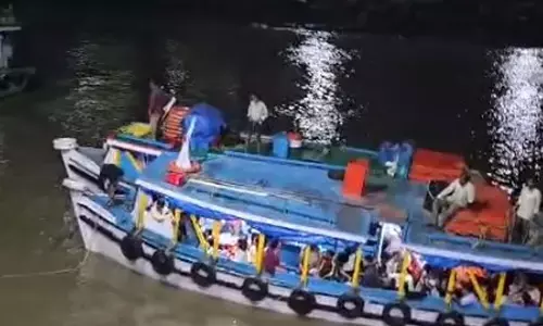 गेटवे ऑफ इंडिया के पास अरब सागर में फेरी बोट खराब, 38 लोगों की अटकी सांसें गेटवे ऑफ इंडिया के पास अरब सागर में फेरी बोट खराब, 38 लोगों की अटकी सांसें