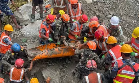 नेपाल : 9 दिन बाद बचावकर्मियों सुरंग से दो लोगों सही सलामत न‍िकाले