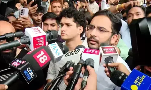 कॉकरोच जनता पार्टी का 3 घंटे धरना:कार्यकर्ता के पिता से पिटाई का मामला; पुलिस बोली- आरोपी को 72 घंटे में अरेस्ट करेंगे कॉकरोच जनता पार्टी का 3 घंटे धरना:कार्यकर्ता के पिता से पिटाई का मामला; पुलिस बोली- आरोपी को 72 घंटे में अरेस्ट करेंगे
