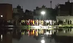 नाव में रस्सी बांधते समय नदी में समाए दो युवक, तलाश में जुटी एसडीआरएफ-एनडीआरएफ की टीमें नाव में रस्सी बांधते समय नदी में समाए दो युवक, तलाश में जुटी एसडीआरएफ-एनडीआरएफ की टीमें