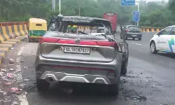 धौला कुआं फ्लाईओवर पर चलती कार में लगी भीषण आग, समय रहते फायर ब्रिगेड ने बुझाई आग