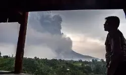 ज्वालामुखी व‍िस्‍फोट के बाद फैली राख