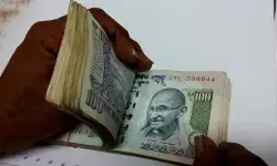 बाजार की पाठशाला: पर्सनल लोन लेने का है प्लान? जानिए सरकारी और निजी बैंकों में कौन दे रहा सबसे सस्ते ब्याज पर कर्ज